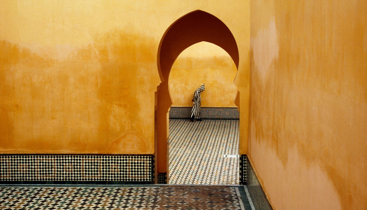 Foto: Bruno Barbey, Meknes, Moulay Ismail Mausoleum, Mrokko, 1985, © Bruno Barbey / Magnum Photos Foto: Bruno Barbey, Meknes, Moulay Ismail Mausoleum, Mrokko, 1985, © Bruno Barbey / Magnum Photos