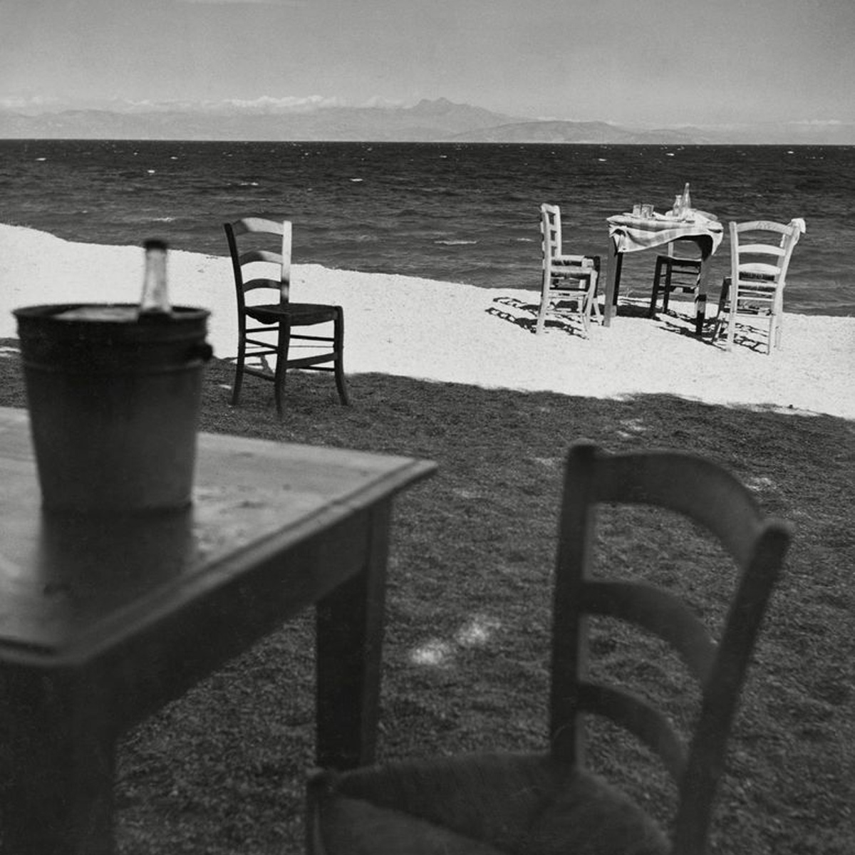 Foto: Herbert List, Taverne am Meer, Kap Sounion 1937, © Herbert List Estate Foto: Herbert List, Taverne am Meer, Kap Sounion 1937, © Herbert List Estate