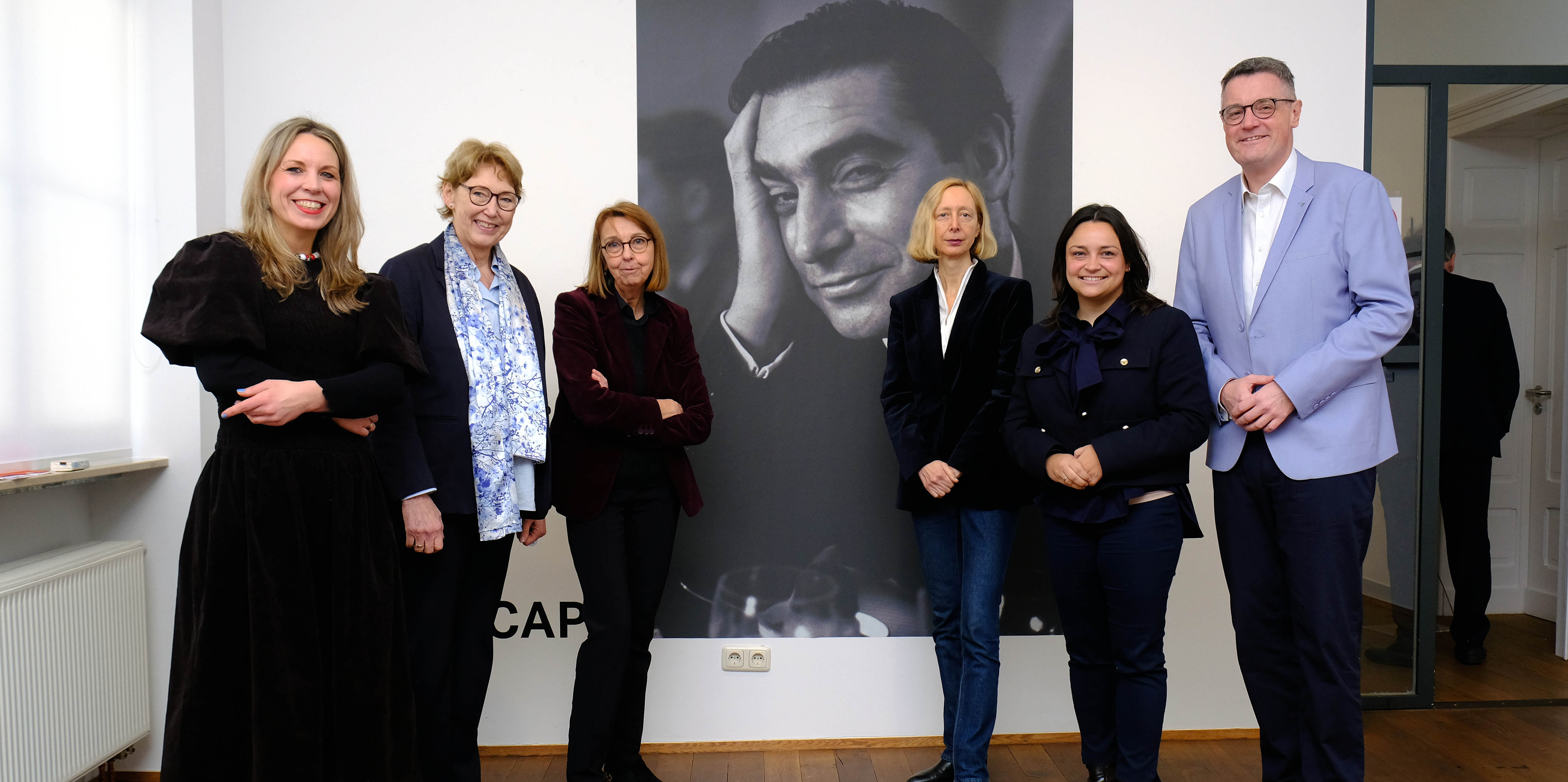 Bei der Ausstellungseröffnung (von links): Joanna Szymanska, Karin Schmitt-Promny, Dr. Nina Mika-Helfmeier, Andréa Holzherr, Catarina dos Santos & Dr. Tim Grüttemeier Ein Foto bei der Ausstellungseröffnung (von links:) Joanna Szymanska, Karin Schmitt-Promny, Dr. Nina Mika-Helfmeier, Andréa Holzherr, Catarina dos Santos & Dr. Tim Grüttemeier